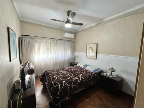 Casa en venta de 2 dormitorios. Patio con parrilla y terraza. Cochera. Centro Campana