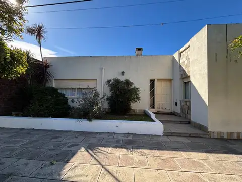 CASA EN VENTA EN BRAGADO ZONA CENTRICA CON PILETA