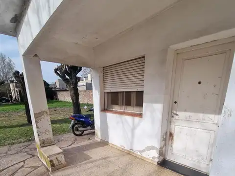 Casa 6 ambientes con 1 baño