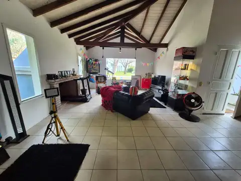 VENTA CASA 4 AMBIENTES BARRIO LOS PILARES