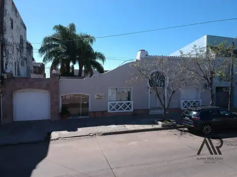 Excelente Casa Con Piscina En Centro De Artigas.