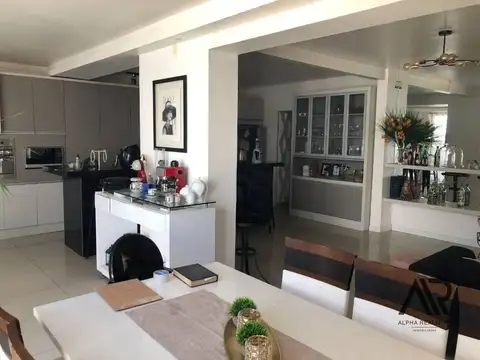 Excelente Casa Con Piscina En Centro De Artigas.