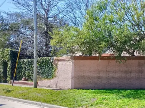 VENTA CASA C/GRAN TERRENO - PARQUE AGRICULTURA.-