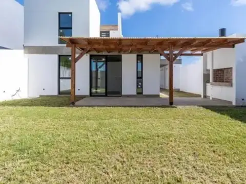 Venta de CASA tres dormitorios, Joaquin Gorina, La Plata