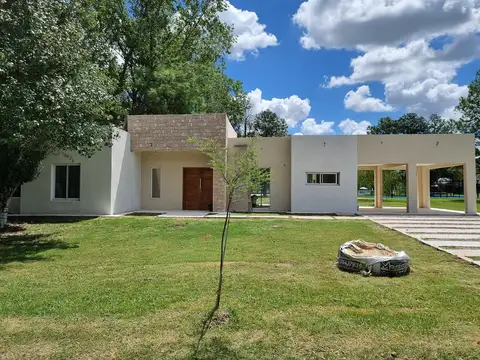 Casa en Alquiler con 2 cocheras