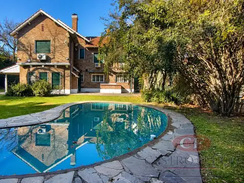 Espectacular Chalet con Gran Parque y Privacidad Única en el Corazón de Olivos