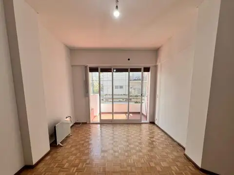 DEPTO 2 AMB AL FRENTE CON BALCON Y PATIO.