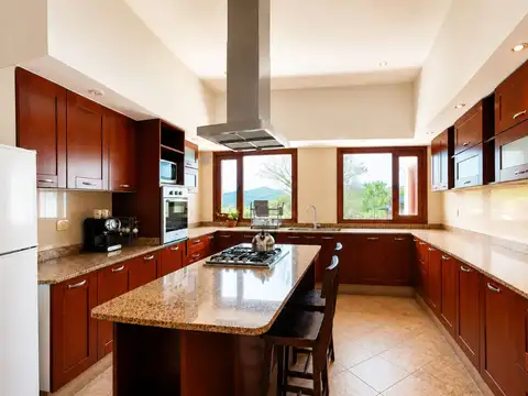Venta casa Valle Escondido 6 dormitorios y pileta