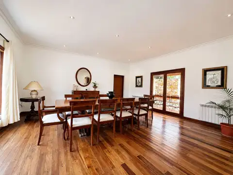 Casa 9 ambientes con 5 baños