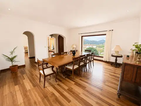 Casa en Venta con 2 cocheras