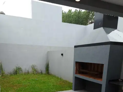 VENTA DE CASA 5 AMBIENTES EN OLIVOS PATIO PARRILLA