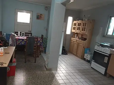 Casa en esquina a remodelar en María Selva - Castelli y Güemes
