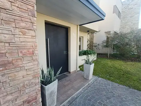 CASA EN VENTA- LAS ORQUIDEAS, PILAR! Divina!! 100