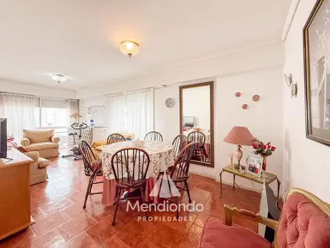 Depto 3 ambientes al frente con dos balcones. Baulera. Piso Alto. Zona Centro.