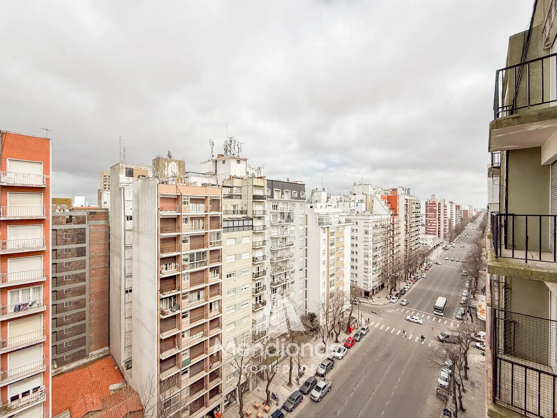 Depto 3 ambientes al frente con dos balcones. Baulera. Piso Alto. Zona Centro.