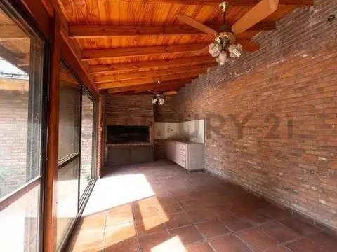 Casa con Quincho Piscina Jardin y garage - Permuta