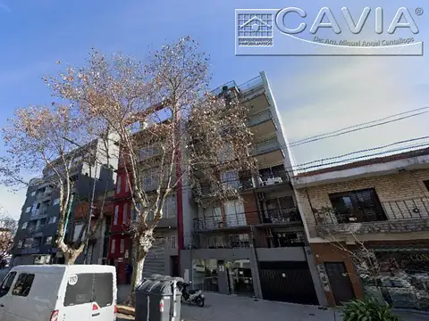 Monoambiente frente divisible, balcón, luminoso muy amplio (10 x 3 m) .-