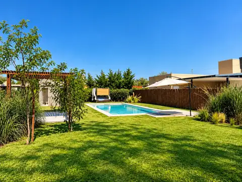 Lote en venta en Las Tardes con piscina y mejoras