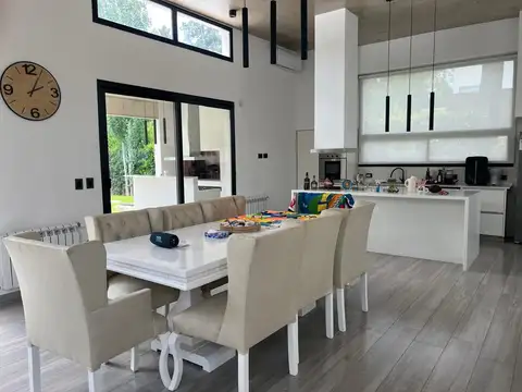 Venta de Casa 5 Ambientes Casco de Alvarez - Apto Credito