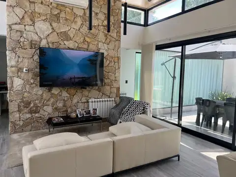 Casa en Venta con 4 cocheras