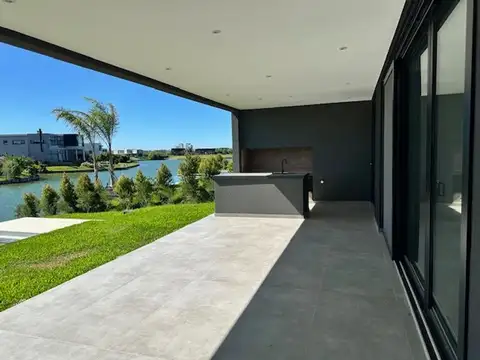 Casa en Venta con 5 cocheras