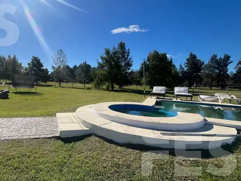 Casa en Alquiler con 2 cocheras
