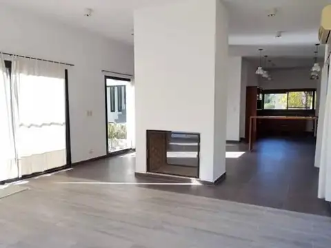 Casa 6 ambientes con 2 baños