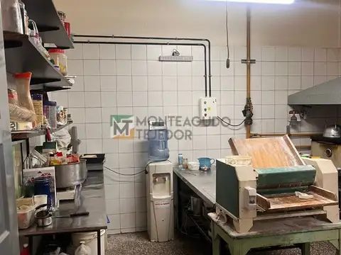 LOCAL SOBRE AVENIDA, HABILITACION VIGENTE , IDEAL GASTRONOMIA Y VARIOS DESTINOS, 104 M2
