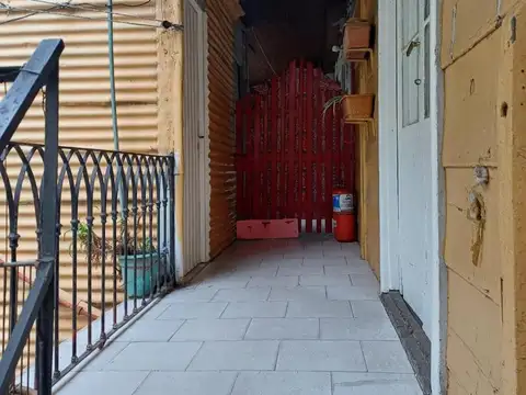 CASA DE RENTAS CON 20 INQUILINOS - 2 LOCALES COMERCIALES