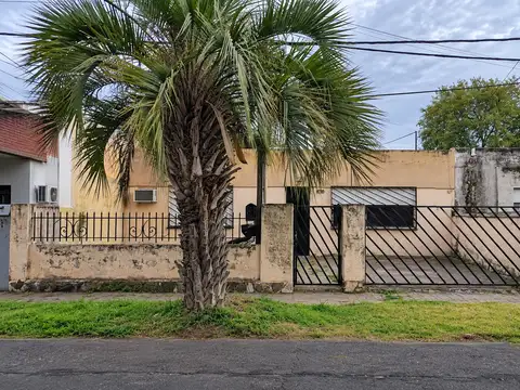 VENTA CASA A RECICLAR, TRES DORMITORIOS, GARAGE, PATIO, BARRIO LUDUEÑA, ROSARIO