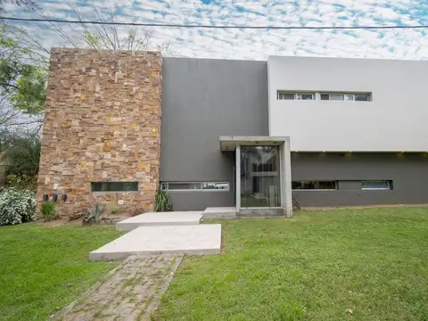REMAX VENDE CASA IMPONENTE EN COUNTRY LOS MOLINOS