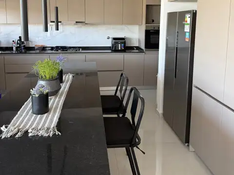 Casa 6 ambientes con 3 baños