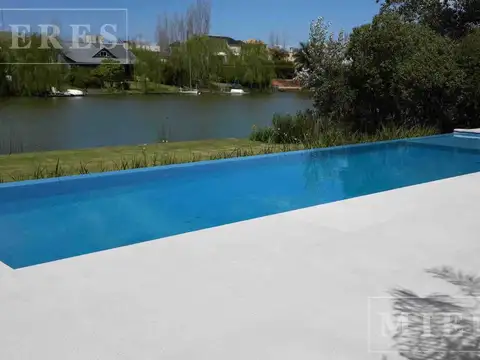 Casa 5 ambientes con 5 baños