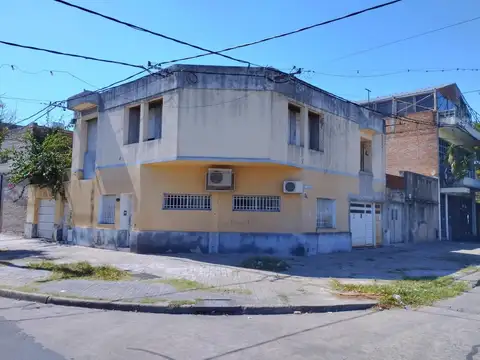 AMPLÍSIMA CASA EN ESQUINA DE 2 PLANTAS SEPARADAS