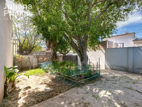 Casa tres ambientes sobre lote propio con cochera