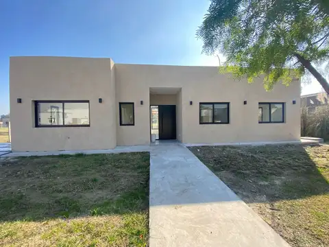 VENTA DE CASA 4 AMBIENTES CON GALERIA Y PISCINA