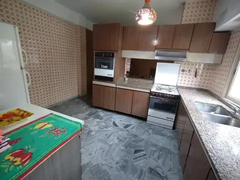 Venta inmueble para destino comercial en Bernal.