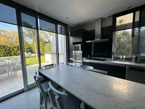 Casa 6 ambientes con 4 baños