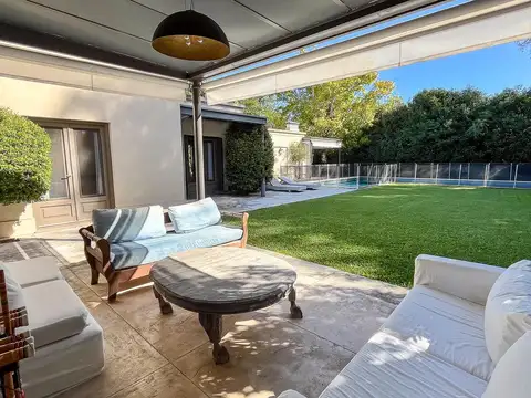 Casa en Venta con 2 cocheras