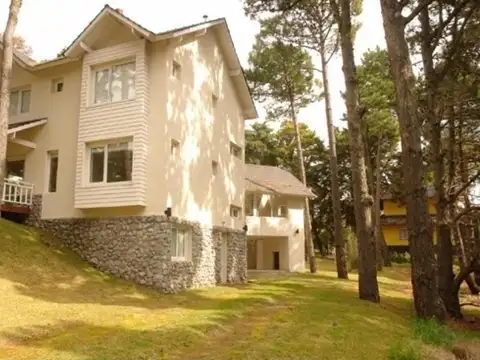 Casa en venta - 3 Dormitorios 4 Baños - Cariló