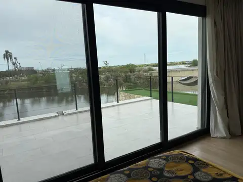 Casa 8 ambientes con 7 baños