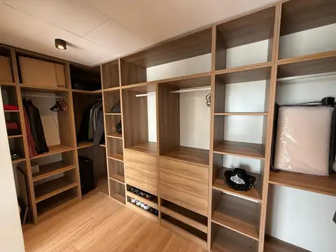 Casa en Alquiler con 6 cocheras