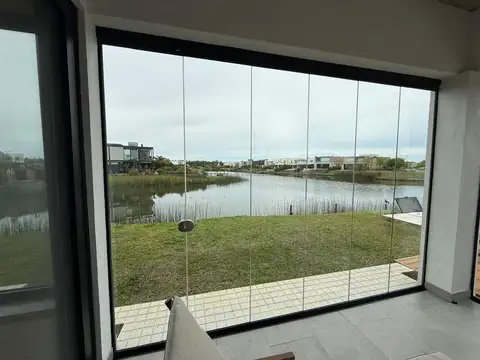 Casa Venta/Alquiler - Barrio Acacias - Puertos del Lago - Al lago Puertos vista abierta 8 ambientes