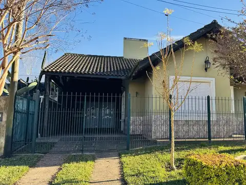 Casa 4 ambientes con 2 baños