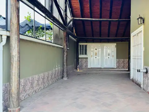 Casa en Venta con 2 cocheras