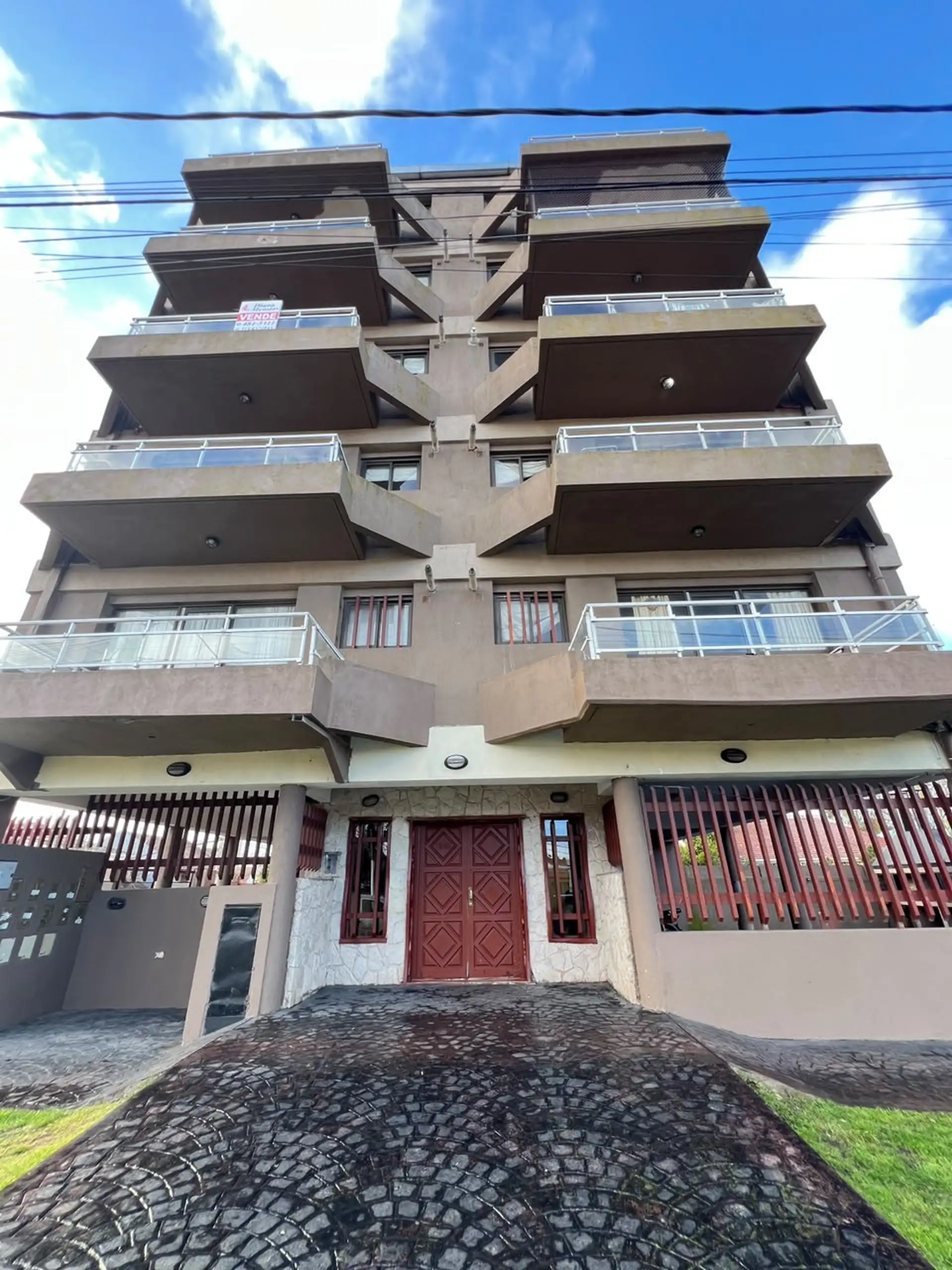 Depto 2 amb, amplio con balcón y cochera — Punta Mogotes