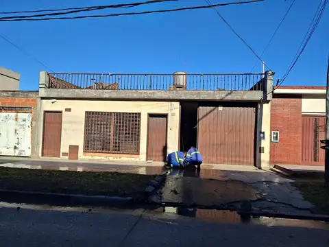 Casa c/ Galpon en  venta edificada s/ 3 lotes  con salida a la calle Colegiales en G. de Laferrere