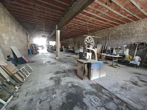 Casa c/ Galpon en  venta edificada s/ 3 lotes  con salida a la calle Colegiales en G. de Laferrere