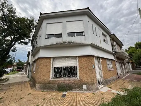 PH en excelente ubicación, R. de Escalada, Lanus