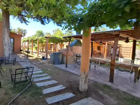 Finca con casa, departamentos y galpón en venta
